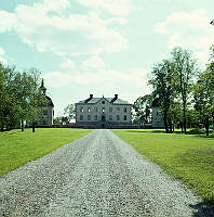 Hässelby Slott; gårdssidan med huvudbyggnad och flyglar.