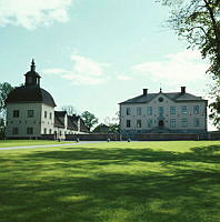 Hässelby Slott; gårdssidan med huvudbyggnaden och östra flygeln.