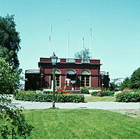 Teater i Borgen på Gärdet. Exteriörbild med planteringar vid husets framsida.