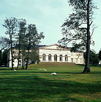 Drottningholmsteatern; västra fasaden. Betande svanar i trädgården.