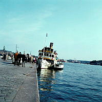 S/S Saxaren lägger till vid Strandvägskajen, nedanför Skeppargatan, efter bärgningen vid haveriet i Saxarfjärden i april 1964. Nybroviken österut.