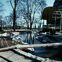 Anläggningsarbeten vid dammen utanför Berns Salonger i Berzelii Park. Berns musikpaviljong t.h. i bild.