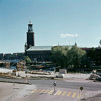 Stadshuset sett från Klarabergsviadukten. I förgrunden Blekholmsgatan, Klara Strand och bygget av Klarastrandsleden.