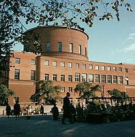 Spelbomskans Torg och Stadsbibliotekets västra fasad.