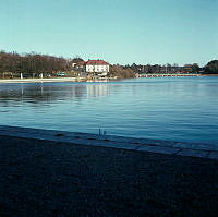 Vy mot Drottningholms Värdshus från kajen vid Drottningholms Slott.