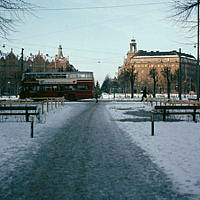 Från östra delen av Karlavägsallén mot Karlaplan. 62-ans buss rullar förbi.