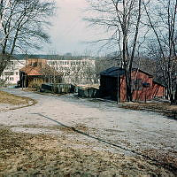 Vanadislunden; nordöstra delen sedd från söder. Huset med tegeltak t.v. (nu rivet)  tillhörde de s.k. kristidsbostäderna.