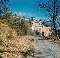 Ekerö; Ekebyhovs Slott sett från en tillfartsväg.
