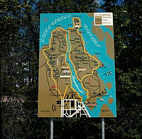 Orienteringstavla med karta över Djurgårdens promenad- och körvägar, uppsatt av Parkavdelningen i närheten av Borgen på Gärdet.