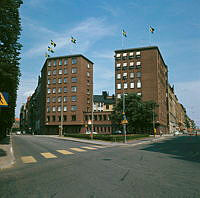 Linnégatan 85 från korsningen av Narvavägen och Banérgatan.