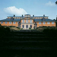 Ekerö; Ekebyhovs Slott sett från trappan upp till gårdssidan.