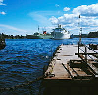 Passagerarfartygen Caronia och Kungsholm för ankar på Strömmen. Vy från Räntmästartrappan.