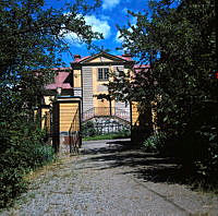 Svindersviks sommarherrgård i Nacka; grinden mot huvudbyggnadens gårdssida.