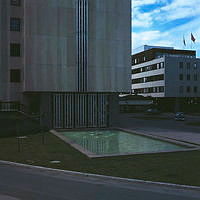 Damm med liten fontän vid östra gaveln till kontorshuset på Värtavägen 67.