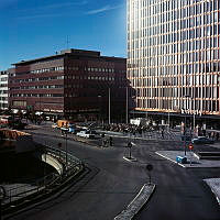 EPA-huset och femte Hötorgshuset sedda från Stockholmsterrassen. T.v. fontänen vid Sergels Torg under uppbyggnad.