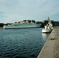 Båtar i Nybroviken: bogserbåten Brage och passagerarfartyget Svea.  Vy från Strandvägskajen mot Blasieholmen.