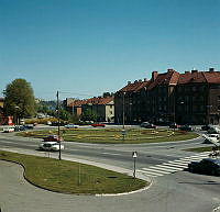 Trafikrondellen på Alviksplan. Vy österut mot Gustavslundsvägen.
