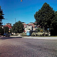 Spårvagn 8 vid ändhållplatsen på Gärdet. (Blanchegatan/Askrikegatan). Vy åt norr från Erik Dahlbergsgatan.