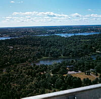 Utsikt från Kaknästornet över Djurgården, Nacka och östra Södermalm åt  sydväst. Närmast Dragongården, sedan 1991 Kinas ambassad.
