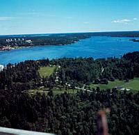 Utsikt från Kaknästornet över Kaknäshagen, Lidingö och Lilla Värtan åt öster. T.v. AGA-området på Lidingö.