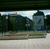 Vy från södra änden av Stockholmsterrassen mot fasadreklam på husgavel i kv. Fyrmörsaren. T.v. kv. Åskslaget och Malmskillnadsgatan.