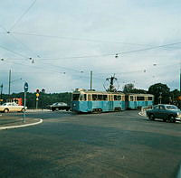 27/8 1967. Spårvagnens Dag sista helgen före högertrafikomläggningen. 7-an på väg att korsa Strandvägen från Djurgårdsbron.