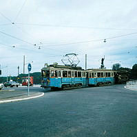 27/8 1967. Spårvägens dag sista helgen före högertrafikomläggningen. Tre äldre vagnar korsar Strandvägen från Djurgårdsbron.