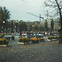 Skridskoåkning i Kungsträdgården. I bakgrunden skymtar byggandet av Sverigehuset.