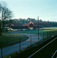 Åkeshov. Från stationen åt SV mot (i förgrunden) senare rivna, och 1989 nedbrunna byggnader. Sedan 1998 platsen för Åkeshovs Arboretum.