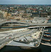 Utsikt från Stadshustornet mot anläggningsarbeten vid Klara Mälarstrand samt Centralbron, Tegelbacken, rivna Klarakvarter och nedre Norrmalm.