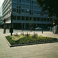 Plantering i hörnet av Humlegårdsgatan och Sturegatan. I bakgrunden hotell Anglais.