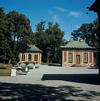 Drottningholm. Paviljonger vid gårdssidan av Kina Slott.
