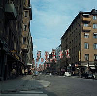 Brittiska flaggor vajar över Nybrogatan norrut från Östermalmstorg under Brittiska veckan 1968.