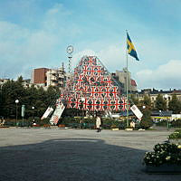 Pyramidformad ställning med brittiska flaggor i Kungsträdgården under Brittiska veckan 1968.