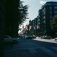 Brittiska flaggor uppspända över Nybrogatan gör reklam för Brittiska veckan. Vy söderut från korsningen av Karlavägen.