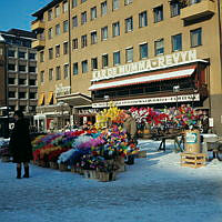 Försäljning av påskris på Östermalmstorg framför teatern Folkan. Reklamskylt för Kar de Mumma-revyn på fasaden.