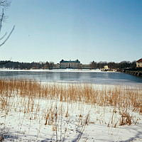 Vy från Kärsön över spegelblank is mot Drottningholms Slott på Lovön.