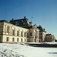 Vy från nordväst mot parkfasaden av Drottningholms Slott.