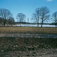 Vy från Lusthusporten på Djurgården över Djurgårdsbrunnsvikens is mot Kaknästornet.