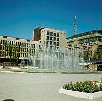 Planteringar och fontäner i Kungsträdgården sedda mot Sverigehuset och Nordiska Kompaniet.
