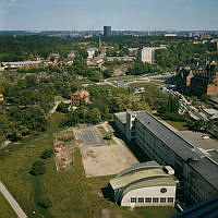 Utsikt från Wenner-Gren Center åt öster. Bellevueparken och Sveaplans Gymnasium närmast, i fonden gasklockorna i Hjorthagen.