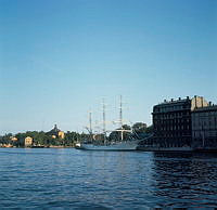 Vy söderut över Nybroviken mot segelfartyget Christian Radich (norskt skolfartyg) vid Nybrokajen. I bakgrunden Skeppsholmen.