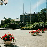 Blomsterurnor på gårdsplanen framför Historiska museets entré. Vy åt söder.