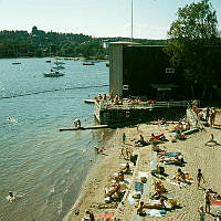 Saltsjöbaden; allmän badplats öster om herrbadhuset på Restaurantholmen. I fonden Stockholms Observatorium.