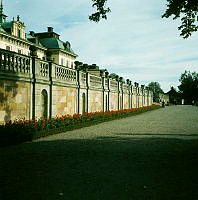 Drottningholm; planteringar nedanför terrassen vid slottets västra fasad.