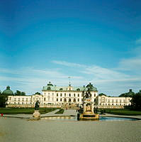 Drottningholms Slott sett från slottsparken. Fontän med skulpturer i förgrunden.