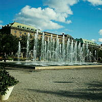 Fontänen i Kungsträdgården sedd från parkens nordvästra del mot Kungsträdgårdsgatan.