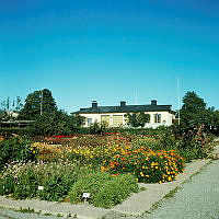 Åkeshov. Handelsträdgården med den byggnad som förr var Åkeshovs Slotts orangeri.