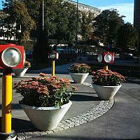 Låga trafik-/parkljus och blomsterurnor i trafikfri rondelliknande plats vid Ingemarsgatan 1. Vy åt öster.