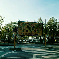 Stor reklamskylt med mosaik av äpplen uppställd i Kungsträdgården vid Hamngatan, text: 